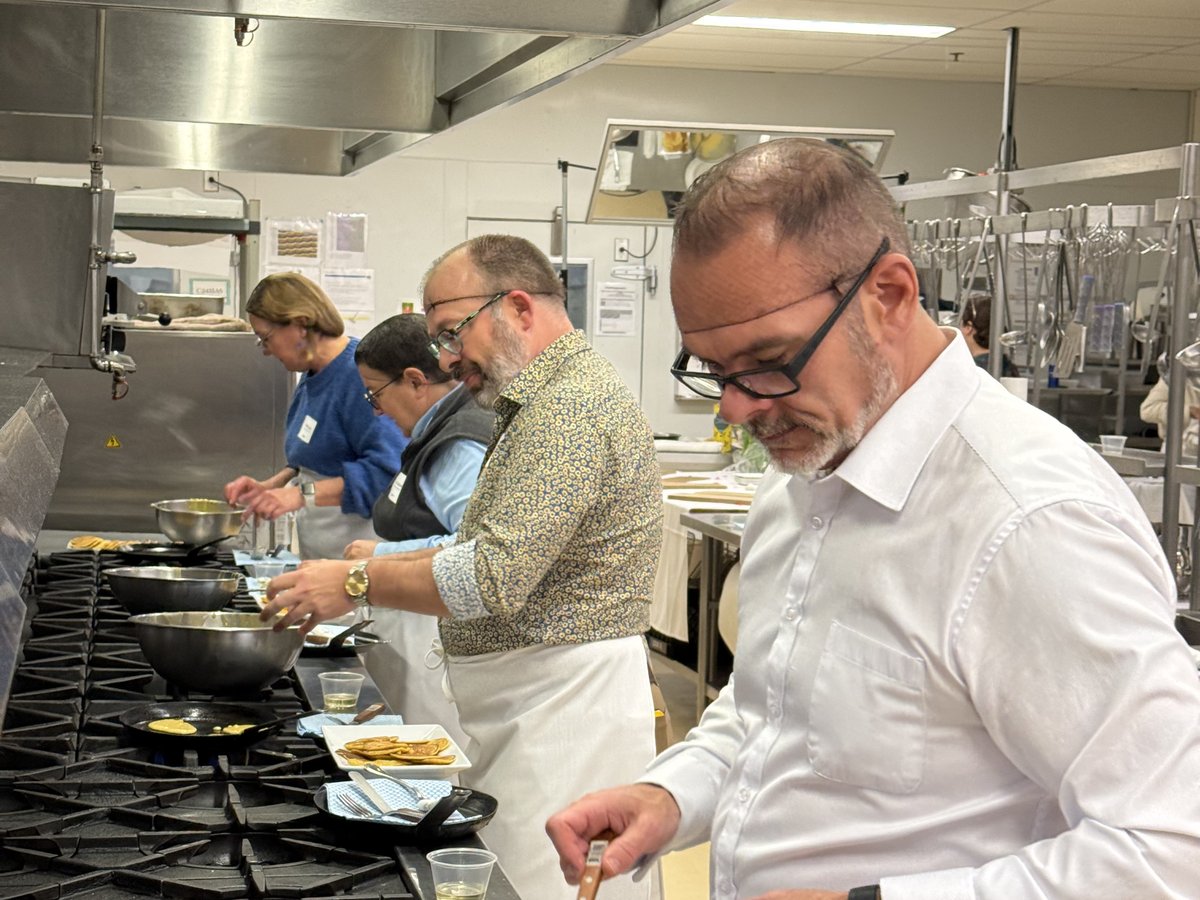 Atelier de Médecine culinaire — chefs et participants en action aux fourneaux