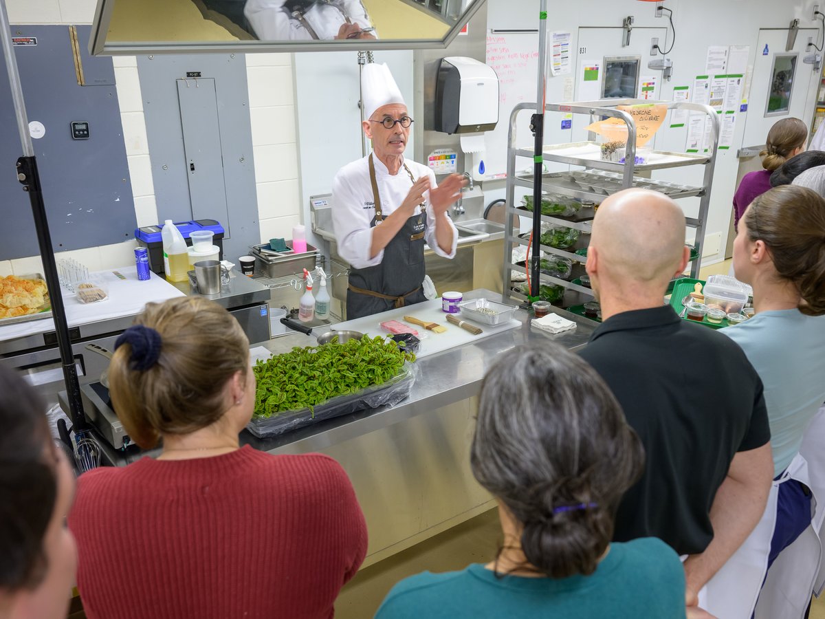 Chef Éric en démonstration — Journée francophone de Médecine culinaire 2025