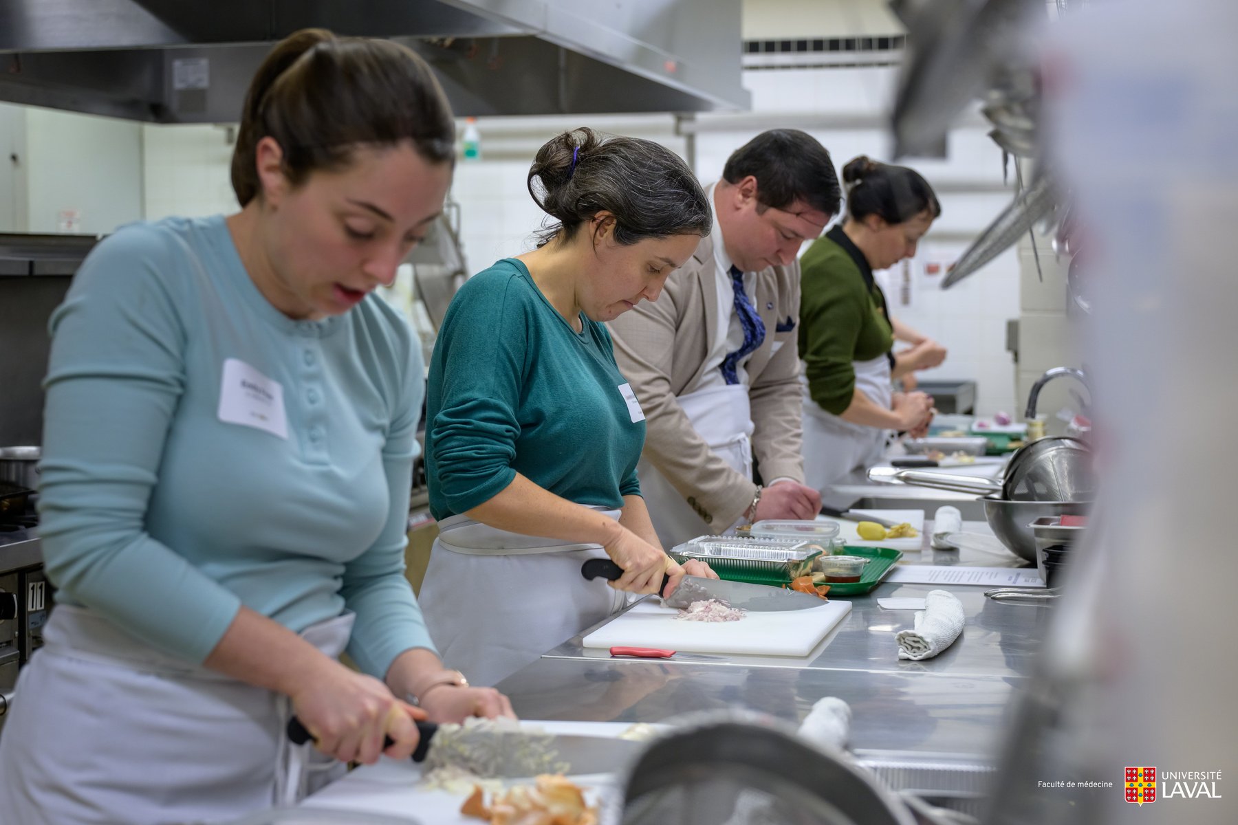 Participant·e·s de la 2e Journée francophone de Médecine culinaire 2025 — atelier culinaire à l'Université Laval