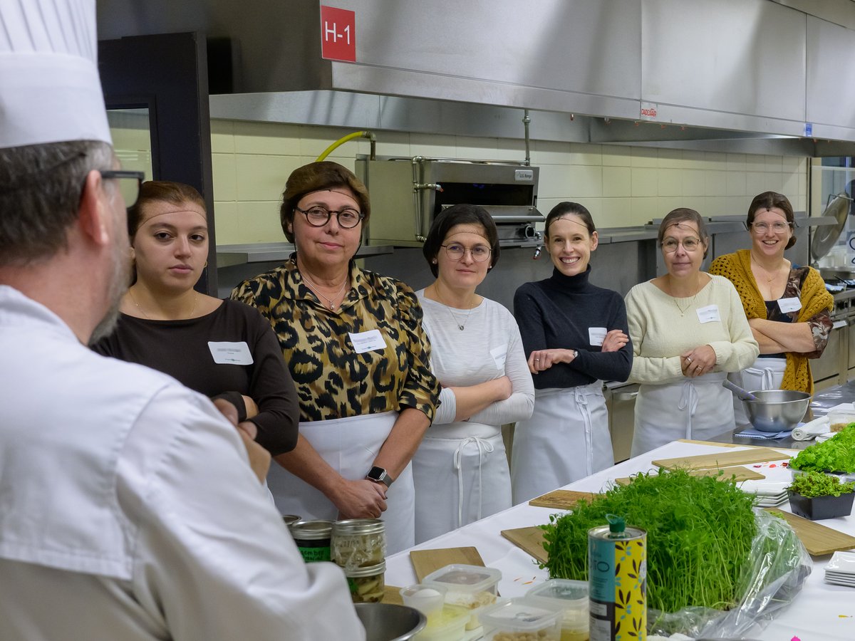 Participantes à la Journée francophone de Médecine culinaire 2025 — moment d'échange en cuisine