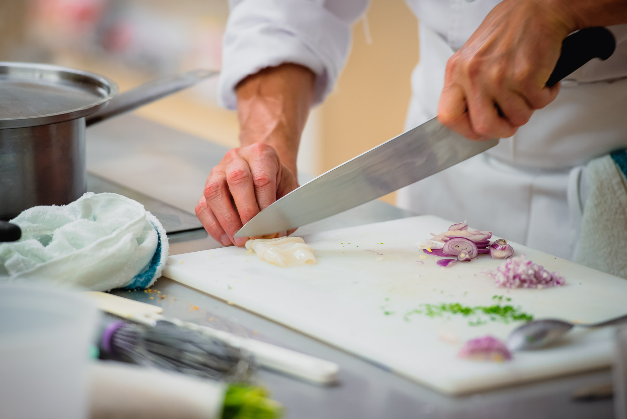 Mains qui coupent un oignon