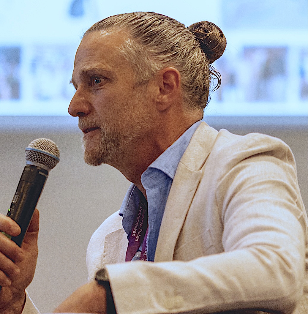 Michel Lucas en conférence avec micro