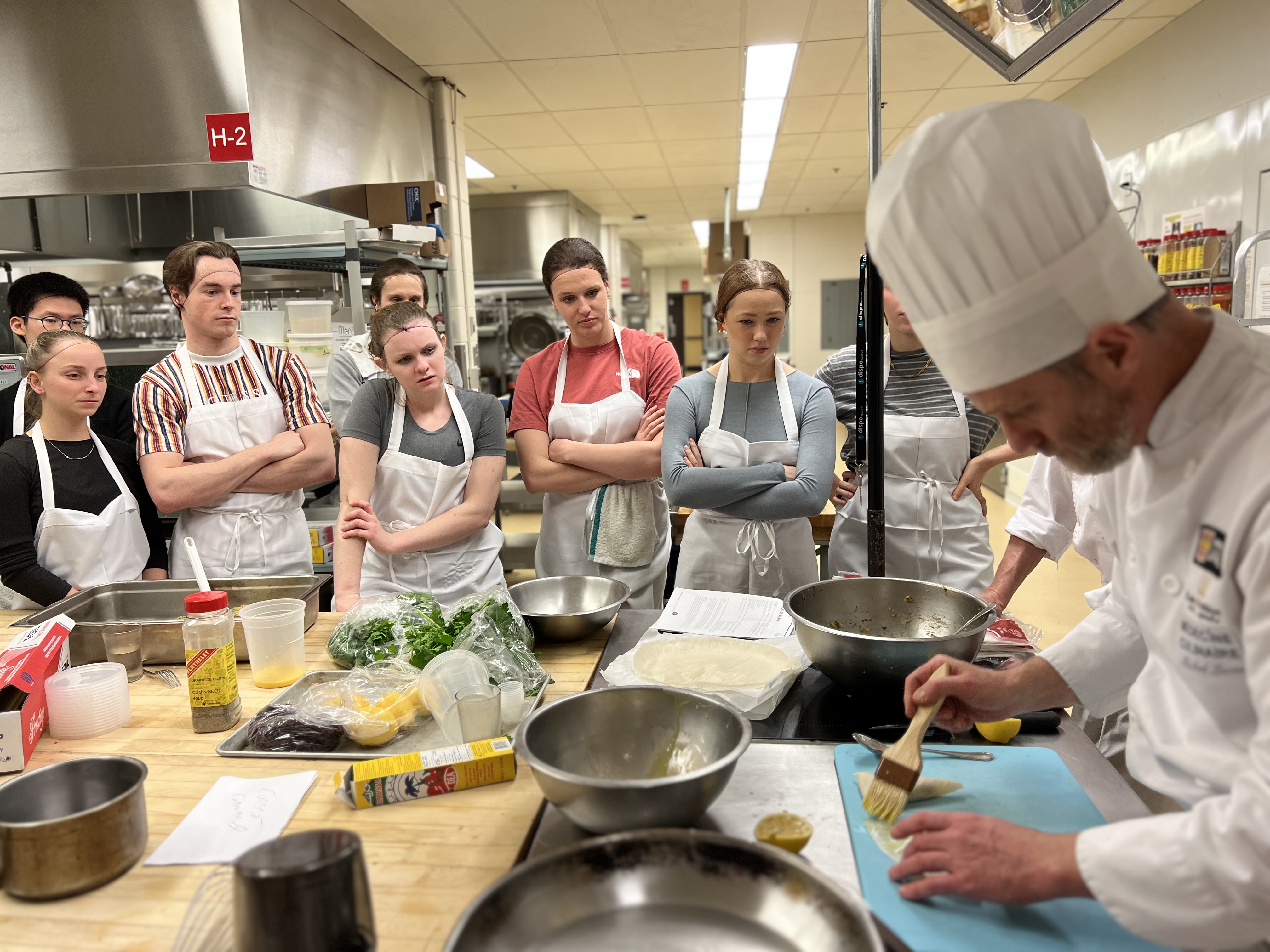 Michel Lucas en démonstration culinaire avec étudiants
