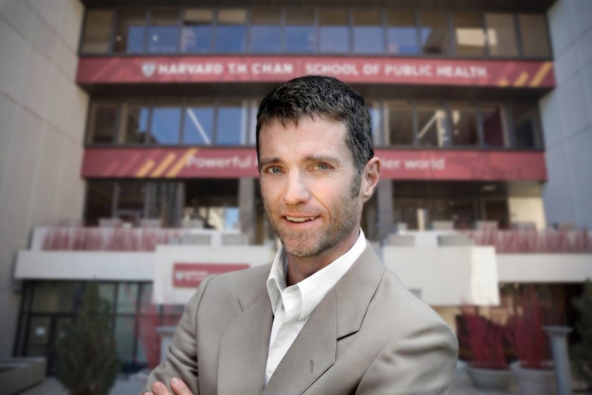 Michel Lucas devant la Harvard T.H. Chan School of Public Health