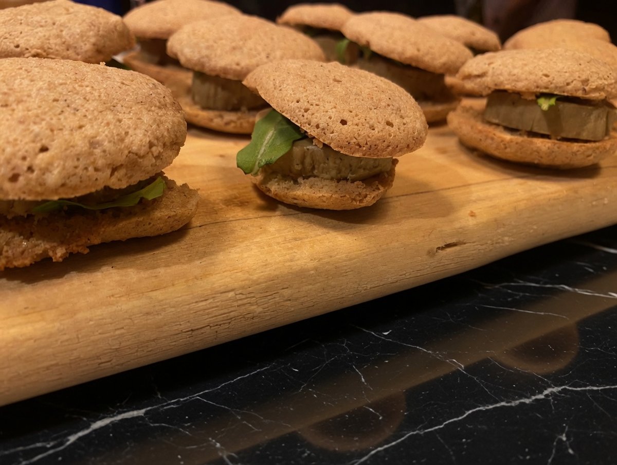 Mini-burgers façon macarons sur planche de bois en gros plan
