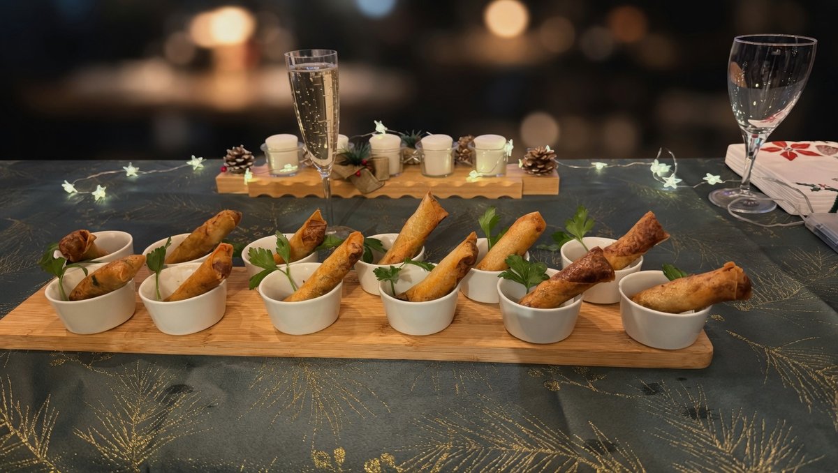 Table de fête garnie de bouchées croustillantes avec flûte de champagne et bougies