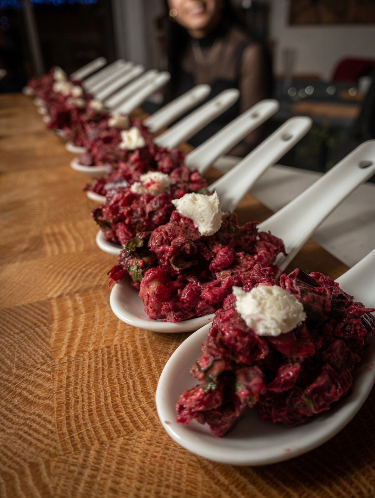 Tartare de betterave et fromage frais aligné sur cuillères de service